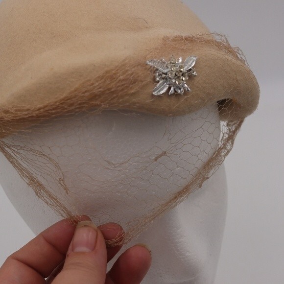 Newmann Endler Fair Field Felts Tan Fascinator Hat with Mesh & Rhinestones - Picture 6 of 9